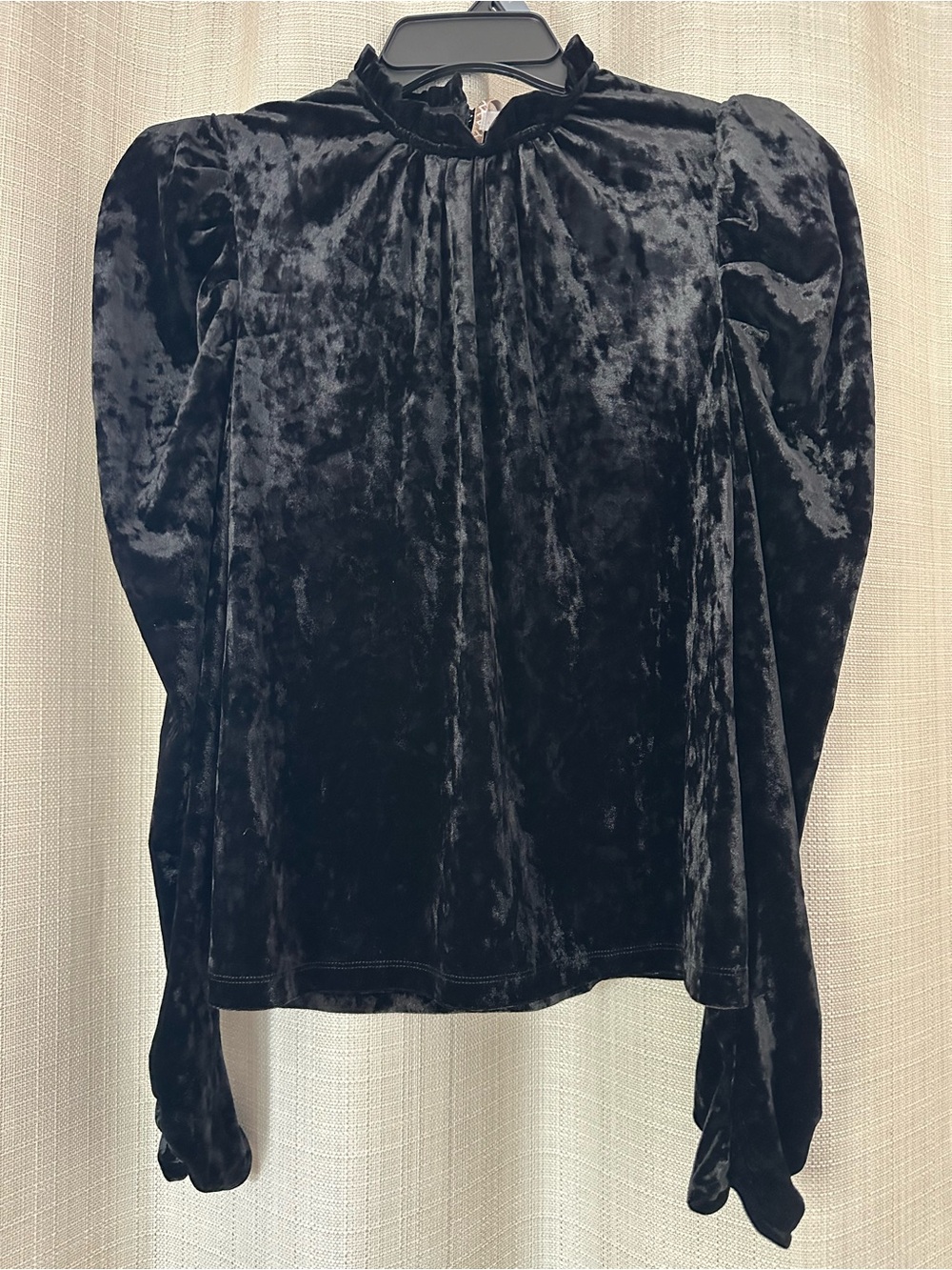 Wayf Black Velvet Puff-Sleeve Top Small